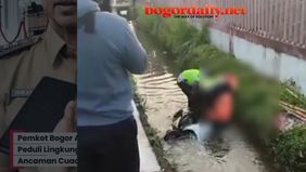 Berdasarkan keterangan sementara dari warga, korban diduga mengalami kecelakaan. Terdapat luka di bagian pelipis mata korban dan motor yang jatuh ke parit.