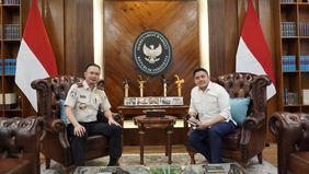 Sekretaris Kabinet Teddy Indra Wijaya menerima Direktur Jenderal Imigrasi Hendarsam Marantoko dalam sebuah pertemuan di Kantor Sekretariat Kabinet, Jakarta Pusat, Selasa (21/4/2026) larut malam. Pertemuan ini menjadi momen awal koordinasi setelah Hen