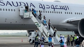Keberangkatan kelompok terbang (kloter) pertama jamaah calon haji dari Embarkasi Palembang menuju Madinah melalui Bandara Sultan Mahmud Badaruddin II mengalami penundaan dari jadwal awal pukul 07.10 WIB akibat kondisi cuaca yang kurang mendukung.
