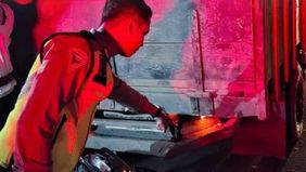 Truk kala itu terparkir di bahu jalan.