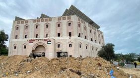 Pemerintah Indonesia menyampaikan kecaman keras terhadap tindakan militer Israel yang memasang spanduk propaganda di reruntuhan Rumah Sakit Indonesia di Gaza utara, Palestina.