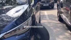 Terlihat Bagian Roda Depan Mobil Listrik Mengalami Kerusakan Serius.

