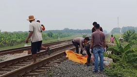 Korban kala itu hendak melintasi rel kereta api.