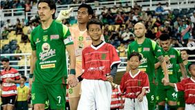 Menurutnya, kebahagiaan di lapangan akan berdampak langsung pada permainan tim. Pendekatan ini menjadi fondasi penting bagi Persebaya untuk keluar dari tekanan dan kembali ke jalur kemenangan.
