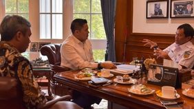 Sekretaris Kabinet Teddy Indra Wijaya menerima Direktur Utama Bank Tabungan Negara Nixon Napitupulu dan Direktur Utama Kereta Api Indonesia Bobby Rasyidin di Kantor Sekretariat Kabinet, Jakarta, Rabu, 22 April 2026 siang.