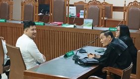 Pesohor Ammar Zoni atau Muhammad Ammar Akbar (32) memberikan respons setelah Majelis Hakim Pengadilan Negeri Jakarta Pusat menjatuhkan vonis tujuh tahun penjara serta denda Rp1 miliar dalam kasus peredaran narkotika di Rumah Tahanan Salemba.