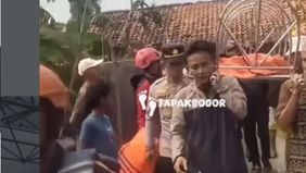 Sejak dilaporkan hilang, Tim SAR gabungan pun langsung bergerak ke lokasi untuk melakukan pencarian di malam hari.

Namun hal tersebut belum membuahkan hasil dan hingga saat ini korban yang diketahui bernama M. Fardan Asfa masih dalam pencarian.