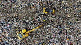 Pemerintah Kota Bandung menargetkan penghentian sistem pembuangan terbuka (open dumping) ke TPA Sarimukti pada akhir tahun 2026. Langkah ini menjadi bagian dari upaya perbaikan tata kelola sampah agar lebih ramah lingkungan dan berkelanjutan.