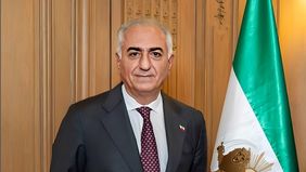 Mantan putra mahkota Iran, Reza Pahlavi, menjadi sorotan saat kunjungannya ke Berlin, Jerman, diwarnai insiden penyerangan. Dalam sebuah momen yang terekam kamera, Pahlavi disiram cairan berwarna merah ketika tengah menyapa para pendukungnya di tenga