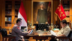 Presiden Prabowo Subianto memanggil Kepala Kepolisian Negara Republik Indonesia (Kapolri) Listyo Sigit Prabowo di kediaman pribadinya di Hambalang, Kabupaten Bogor, Jawa Barat.