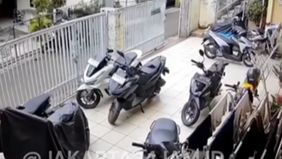 Dalam video tersebut, terduga pelaku terlihat memantau situasi sebelum mencoba membawa kabur sepeda motor milik warga. Namun gerak-geriknya sudah lebih dulu terendus. Warga yang sigap langsung bergerak cepat, mengejar hingga akhirnya pelaku tak berku