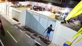 Seorang pria yang datang membawa parang ke rumah pribadi Wali Kota Palopo, Naili Trisal, kini diduga merupakan oknum anggota kepolisian. Dugaan tersebut mengarah pada personel yang bertugas di lingkungan Polres, dan kasus ini tengah dalam penanganan 