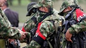 Insiden ledakan bom terjadi di wilayah Cauca, barat daya Kolombia, yang mengakibatkan 20 orang meninggal dunia, termasuk 15 perempuan, serta melukai 36 orang lainnya. Informasi ini disampaikan oleh Gubernur Octavio Guzman pada Minggu.