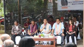 Menteri Koperasi RI Ferry Juliantono resmi menjadi anggota luar biasa Koperasi Kelurahan Merah Putih (KKMP) Manulai II, Kecamatan Alak, Kota Kupang, Provinsi Nusa Tenggara Timur, dengan menyetorkan simpanan pokok sebesar Rp50 juta.