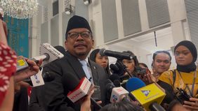 Kepala Badan Komunikasi Pemerintah (Bakom) RI Muhammad Qodari menyampaikan pernyataan usai dilantik Presiden Prabowo Subianto di Istana Negara, Jakarta, Senin, 27 April 2026