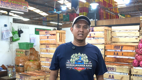 Suyanto (51 tahun) berkali-kali mengucapkan terima kasih kepada petugas pendamping Program Keluarga Harapan (PKH).