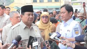 Prabowo Subianto mengunjungi para korban tabrakan antara KA Argo Bromo Anggrek dan KRL yang tengah dirawat di RSUD Bekasi