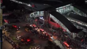 Informasi dari warganet, peristiwa dimulai di perlintasan Ampera sebuah taksi hijau mogok ditabrak KRL (rangkaian baru KRL China) dari arah Cikarang, akibat kejadian tersebut laju KRL dari arah Cikarang terhenti.