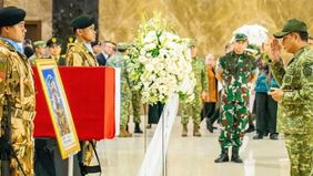 Panglima Tentara Nasional Indonesia (TNI), Agus Subiyanto, memberikan penghormatan terakhir kepada jenazah Kopda Anumerta Rico Pramudia saat tiba di Gedung VVIP Terminal 3 Bandara Internasional Soekarno-Hatta pada Selasa, 28 April 2026.