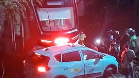 Yayasan Lembaga Konsumen Indonesia (YLKI) menekankan perlunya evaluasi menyeluruh terhadap sistem perlintasan kereta api sebagai langkah pencegahan agar kecelakaan serupa tidak kembali terjadi di masa mendatang.