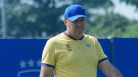 Pelatih Persib Bandung, Bojan Hodak mengakui bahwa skuad asuhanya bermain buruk di babak pertama saat menghadapi Bhayangkara FC di Stadion Sumpah Pemuda pada Kamis malam kemarin, 30 April 2026.