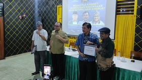 Pengamat politik Rocky Gerung dan aktivis Syahganda Nainggolan hadir di Istana Negara dalam pelantikan Jumhur Hidayat sebagai Menteri Lingkungan Hidup