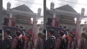 Laka lantas tragis di Majasari, Pandeglang pagi ini (30/04/2026). Sebuah mobil hitam diduga milik Kepala Dinas menabrak sejumlah siswa SDN Sukaratu 5. Kabar duka, 1 korban dilaporkan meninggal dunia. Korban luka sudah dilarikan ke RS. Kronologis masi