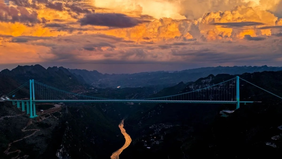 Jembatan Ngarai Besar Huajiang di Provinsi Guizhou, China barat daya, resmi dinobatkan sebagai jembatan tertinggi di dunia oleh Guinness World Records dengan ketinggian mencapai 626,01 meter.