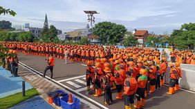 Pemerintah Provinsi DKI Jakarta melalui Dinas Lingkungan Hidup (DLH) menyiapkan 1.400 petugas kebersihan untuk menjaga kondisi ibu kota tetap bersih selama peringatan Hari Buruh Internasional atau May Day di kawasan Monumen Nasional (Monas), Jumat, 1