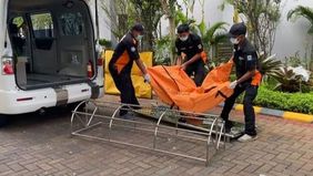 Seorang perempuan paruh baya ditemukan meninggal dunia setelah diduga terjatuh dari lantai 36 sebuah apartemen di kawasan Duri Kosambi, Cengkareng, Jakarta Barat.