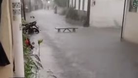 Hujan deras yang mengguyur Tangerang Selatan pada Senin sore, 4 Mei 2026 menyebabkan banjir di berbagai titik dan mengganggu aktivitas warga.