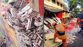 Tembok tersebut ambruk tepat di area saluran air dan diduga dipicu oleh erosi serta tingginya curah hujan dalam beberapa hari terakhir.
