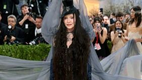 Ikon pop dunia Madonna mencuri perhatian saat tampil di ajang Met Gala 2026 dengan gaya yang disebut menyerupai &ldquo;penyihir&rdquo;.