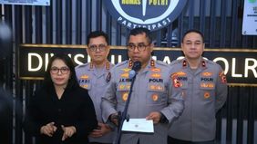 Kepolisian Negara Republik Indonesia (Polri) kembali menegaskan larangan bagi seluruh anggotanya untuk melakukan siaran langsung (live streaming) di media sosial ketika sedang menjalankan tugas. Kebijakan ini diambil sebagai upaya menjaga profesional