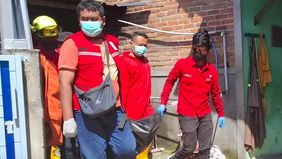 Pemilik kosan awalnya mencium bau tak sedap di sekitar lokasi