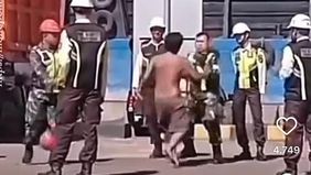 Peristiwa ini disebut terjadi di sebuah pelabuhan