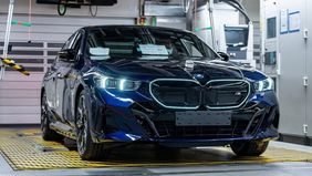 Unit Bersejarah Tersebut Adalah BMW i5 M60 xDrive Berwarna Tansanit Blue.
