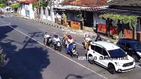 Rekaman CCTV yang viral di media sosial memperlihatkan seorang pengendara motor tiba-tiba pingsan di Bangjo depan kantor Pemkab Gunungkidul, Selasa, 5 Mei 2026 pagi.