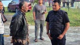 Tersangka predator seks berinisial AS (52) yang diduga memperkosa puluhan santriwati di Pati akhirnya berhasil ditangkap polisi. Penampakan tersangka pun turut menjadi sorotan usai proses penangkapan dilakukan aparat kepolisian.