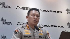 Polda Metro Jaya mengungkap keterangan sopir taksi Green SM berinisial RRP yang berhasil menyelamatkan diri saat insiden kecelakaan kereta api di perlintasan sebidang Ampera, Bekasi, pada Senin, 27 April 2026.