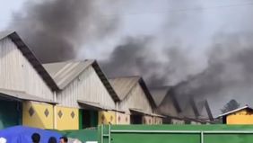 Kebakaran melanda sebuah gudang limbah popok di wilayah Kalangsari, Rengasdengklok, Kabupaten Karawang, Jawa Barat, pada Sabtu, 9 Mei 2026.