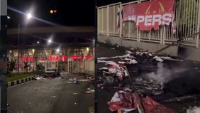 Kericuhan tak hanya terjadi di dalam stadion, tetapi juga berlanjut di area luar stadion, di mana sejumlah suporter yang kecewa melakukan aksi perusakan dan membakar beberapa kendaraan yang terparkir, termasuk mobil penonton.