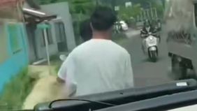 Polres Metro Depok menangkap seorang pria berinisial ML yang diduga melakukan pengrusakan serta menghalangi laju mobil ambulans saat hendak menjemput korban kecelakaan lalu lintas di kawasan Sukmajaya, Depok.