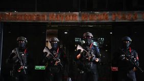Polda Metro Jaya menyiagakan satu pleton personel untuk menjaga lokasi perkantoran di kawasan Hayam Wuruk, Jakarta Barat, yang menjadi tempat kejadian perkara (TKP) kasus perjudian daring jaringan internasional yang melibatkan 321 warga negara asing 