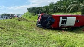 Sebuah bus Bus Halmahera BK 7347 UA mengalami kecelakaan hingga terbalik dan keluar jalur di ruas Jasamarga Kuala Namu Tol (JMKT) tepatnya di KM 63.200 Desa Sei Sejenggi, Kecamatan Perbaungan, Kabupaten Serdang Bedagai, Sumatera Utara.