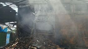 Proses pendinginan kebakaran di kawasan pergudangan Miami, Kalideres, Jakarta Barat, hingga Selasa, 12 Mei 2026, masih diwarnai letupan-letupan kecil yang berasal dari dalam area gudang terbakar.