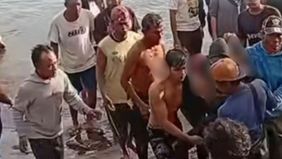 Korban tewas usai menyelamatkan anak kedua yang terseret arus.