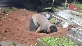 Warga di sekitar Tempat Pemakaman Bukan Umum (TPBU) Sengkol, Kelurahan Muncul, Kecamatan Setu, Kota Tangerang Selatan, dibuat geger oleh aksi seorang pria yang membongkar makam ibu kandungnya sendiri pada Sabtu malam (9/5/2026). Tindakan nekat itu di