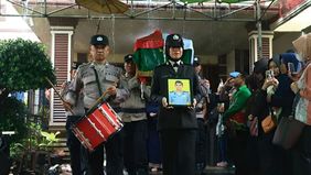 Kapolri Jenderal Pol. Listyo Sigit Prabowo memberikan kenaikan pangkat luar biasa (KPLB) kepada Brigadir Arya Supena, personel Direktorat Intelkam Polda Lampung yang gugur ketika menjalankan tugas menggagalkan aksi pencurian kendaraan bermotor.