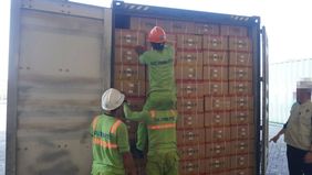 Komisi Pemberantasan Korupsi menyita sebuah kontainer berisi suku cadang kendaraan yang termasuk dalam kategori barang dibatasi atau dilarang impor setelah melakukan penggeledahan di Pelabuhan Tanjung Emas, Semarang, Jawa Tengah.